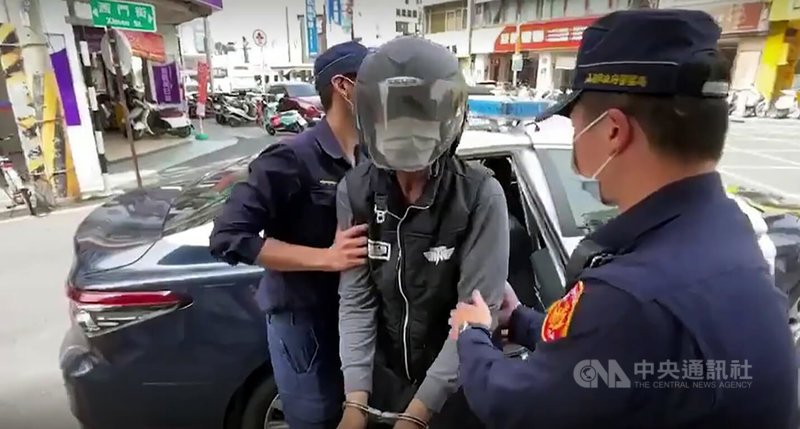 台電嘉義區營業處配電中心男員工陰經龍(中)22日上午疑與台電合作業者張女談判分手時,涉嫌持水果刀刺殺,張女身中數刀送醫不治。(翻攝畫面)中央社記者黃國芳傳真 111年3月22日