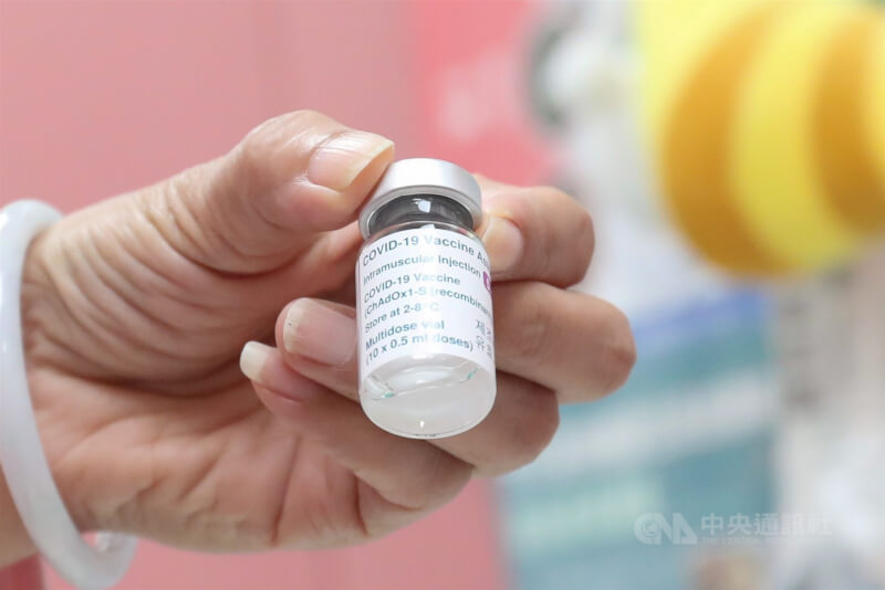 指揮中心推估,3月底前恐有70多萬劑疫苗屆期,除了將百瓶提供給研究單位之外,其餘一律銷毀。圖為AZ疫苗。(中央社檔案照片)