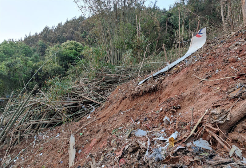 中國東方航空一架波音737客機3月21日在廣西梧州藤縣墜落，現場尋獲飛機殘骸。（中新社）