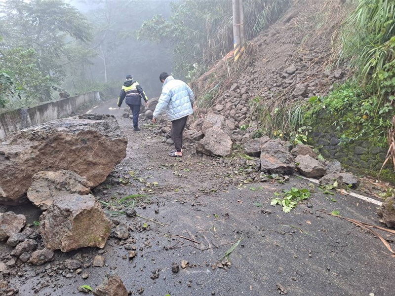 玉里鎮赤科山道路出現落石,經警民合作,暫時清出一條車道供通行。(民眾提供)中央社記者李先鳳傳真 111年3月23日