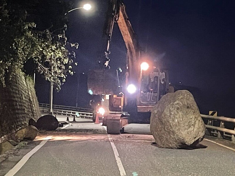 台東長濱鄉有超過10噸重的巨石掉落路面。(民眾提供)中央社記者盧太城台東傳真 111年3月23日