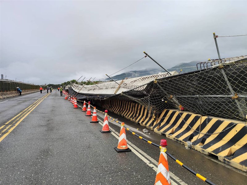 大小餘震不斷,台9線拓寬工程玉興橋預力梁傾倒斷裂、新建橋面震垮。(民眾提供)中央社記者李先鳳傳真 111年3月23日