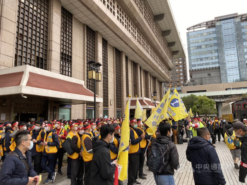 不滿台鐵公司化草案未與工會溝通,台鐵企業工會23日號召千人上街抗議。中央社記者余曉涵攝 111年3月23日
