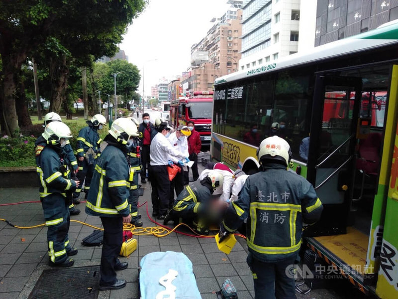 台北市南港區23日上午發生公車碰撞行人事故,1輛三重客運公車靠站讓乘客上、下車要駛離之際,一名5旬女民眾遭車門夾住受傷骨折,警消獲報立即到場救援,緊急將女傷者送醫治療。(翻攝照片)中央社記者黃麗芸傳真 111年3月23日