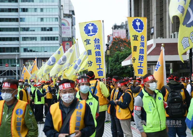 不滿台鐵公司化草案未與工會溝通,台灣鐵路工會23日動員本會、分會各代表幹部從各地北上遊行抗議,許多員工自發請假參與。中央社記者趙世勳攝 111年3月23日