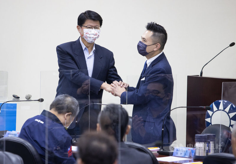 國民黨備戰年底縣市長選舉,確定提名台南市議員謝龍介參選台南市長。謝龍介(後左)23日下午出席中常會,會中與同樣有表態參選台南市長意願的國民黨立委陳以信(後右)握手致意。中央社記者謝佳璋攝 111年3月23日