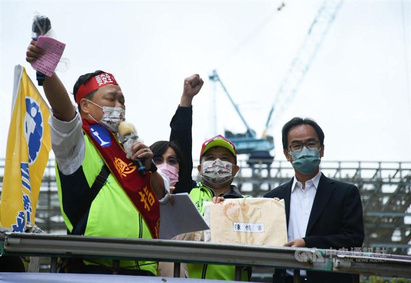 不滿台鐵公司化草案未與工會溝通,台鐵企業工會23日號召千人上街陳情抗議,並到立法院前遞交陳情書。民進黨立委李昆澤(右1)出面接受陳情書表示,工會跟政府對話出現很多問題,會要求交通部長王國材要與工會面對面對話,再提出有共識版本。中央社記者趙世勳攝 111年3月23日