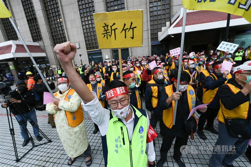 台灣鐵路工會23日號召千人走上街頭,抗議台鐵公司化條例要求立法院退回,希望藉由陳情活動,讓政府或立委們聽到台鐵員工的聲音。中央社記者趙世勳攝 111年3月23日