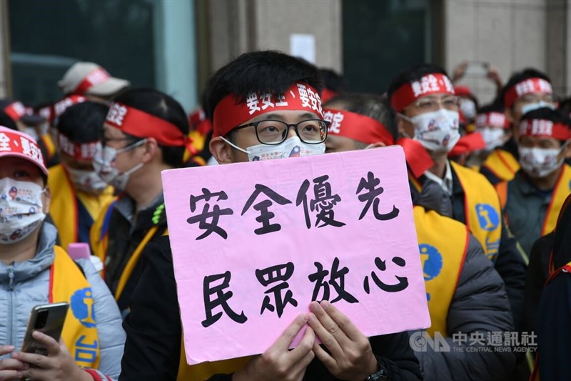 台鐵企業工會認為,公司法草案未與工會溝通,政府推動台鐵公司化的做法是假改革,23日號召千名員工在台北車站東門外廣場集結上街頭遊行。中央社記者趙世勳攝 111年3月23日
