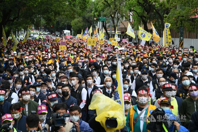不滿台鐵公司化草案未與工會溝通,台灣鐵路工會23日號召千人走上街頭,抗議群眾10點從台北車站出發,路線行經市民大道、林森北路、林森南路、濟南路,並走到立法院遞交陳情書,沿途高喊口號。中央社記者趙世勳攝 111年3月23日