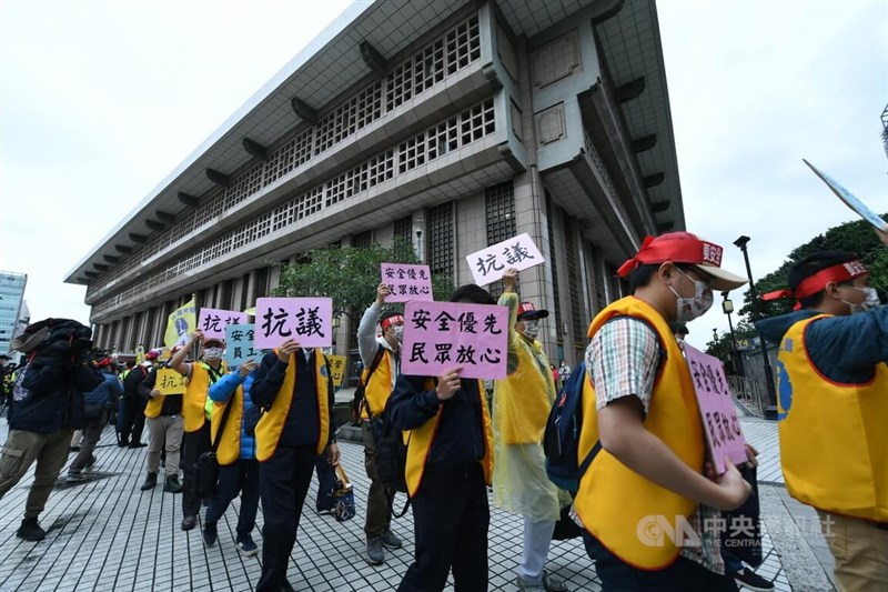 不滿台鐵公司化草案未與工會溝通,台鐵企業工會23日號召千人上街抗議,希望在改革過程中,要讓員工能安心。中央社記者趙世勳攝 111年3月23日