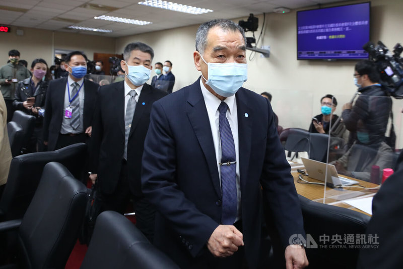 國防部長邱國正(前)23日在立法院表示,未來會將義務役期延長、替代役人數多寡納考慮,但替代役會越來越少,今年一定提出研擬報告,原則上將以不修法為目標。中央社記者王騰毅攝 111年3月23日