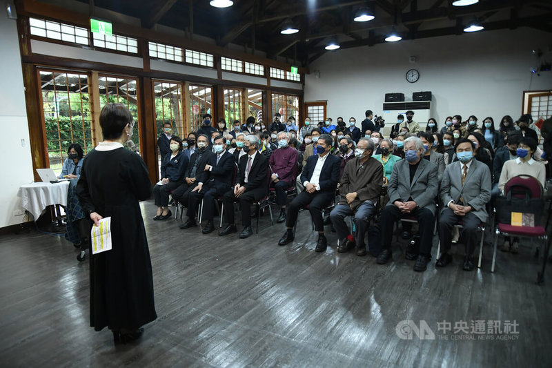 藝術家出版社、陳澄波文化基金會23日下午在台北舉行共18卷的「陳澄波全集」發表會,活動現場有大批學界、藝術界及政界人士出席關注。中央社記者趙世勳攝 111年3月23日