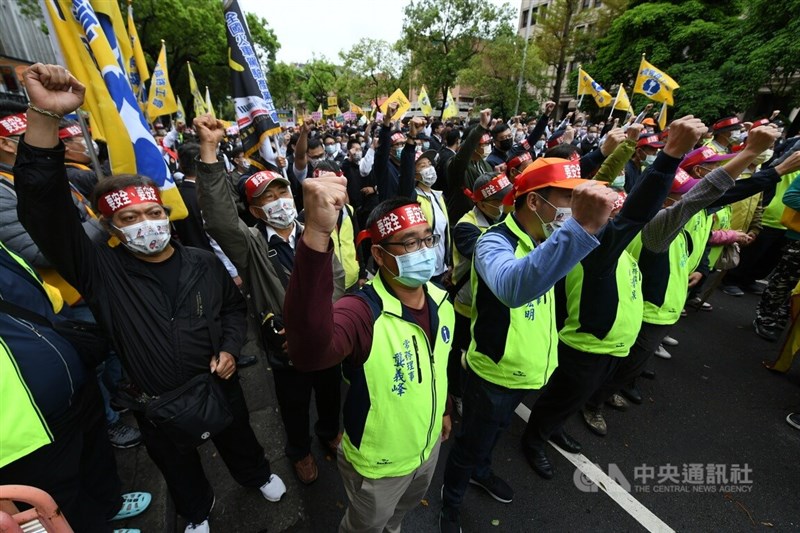 行政院版「國營台鐵公司化條例草案」已送到立法院,台鐵企業工會認為,政府推動台鐵公司化的做法是假改革,23日號召千名員工上街遊行陳情,並到立法院前遞交陳情書。中央社記者趙世勳攝 111年3月23日