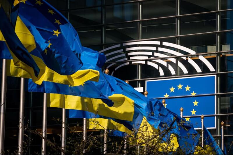 圖為歐洲議會前懸掛烏克蘭國旗。（圖取自歐洲議會網頁www.europarl.europa.eu）