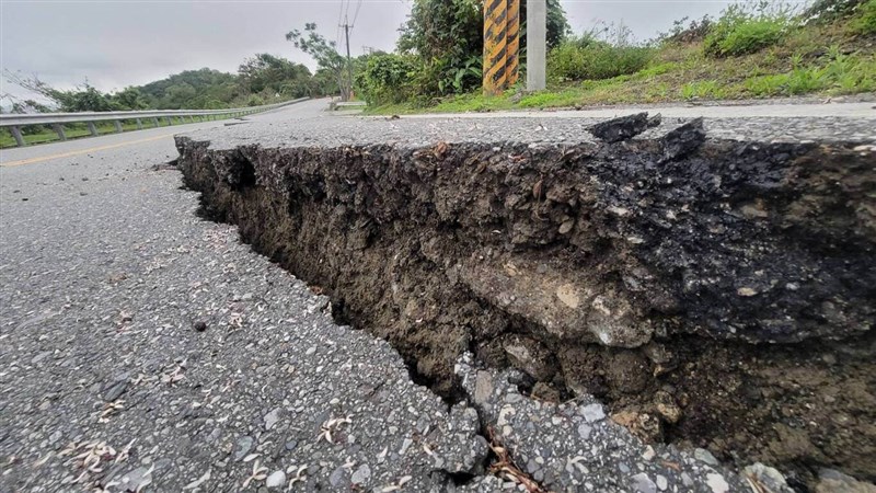 大小餘震數十起,造成省道台30線玉長公路路基錯動,路面龜裂。(民眾提供)中央社記者李先鳳傳真 111年3月23日