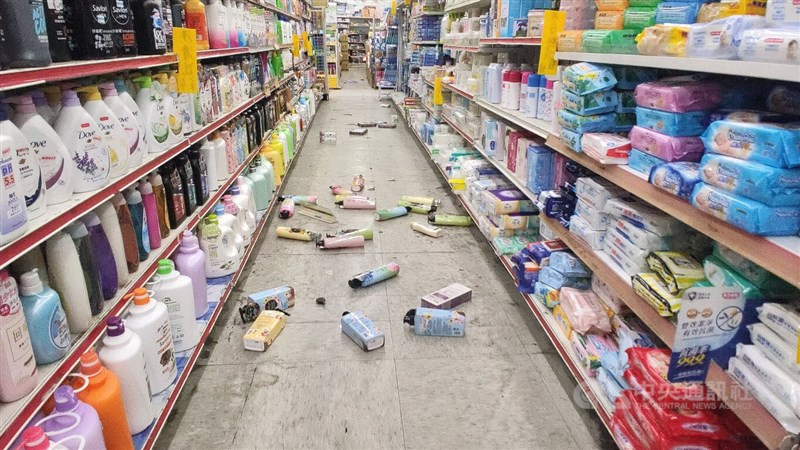 超市內商品散落滿地。中央社記者盧太城台東攝 111年3月23日