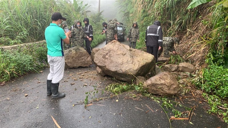 震央附近的豐濱鄉,除省道台11線有零星落石,磯崎村高山部落往雷達站方向也有落石阻礙通行,影響官兵補給。(豐濱鄉公所提供)中央社記者李先鳳傳真 111年3月23日