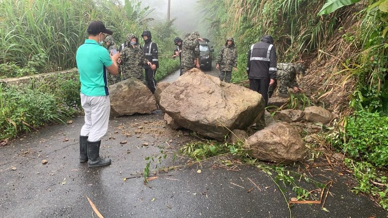 花蓮23日凌晨發生芮氏規模6.6地震,震央附近的豐濱鄉,除省道台11線有零星落石,磯崎村高山部落往雷達站方向也有落石阻礙通行,鄉公所將盡快找來廠商移除,以免影響官兵的補給。(豐濱鄉公所提供)中央社記者李先鳳傳真 111年3月23日