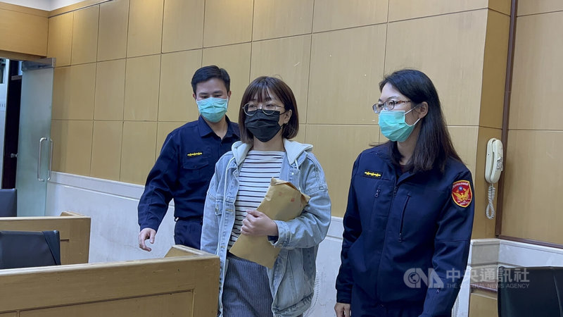 無黨籍台北市議員林穎孟(中)被控詐領助理費,北檢23日凌晨諭令新台幣100萬元交保。林穎孟接受媒體採訪時表示,沒有詐領助理費,相信事實會還原、司法會還她清白。中央社記者蕭博文攝 111年3月23日