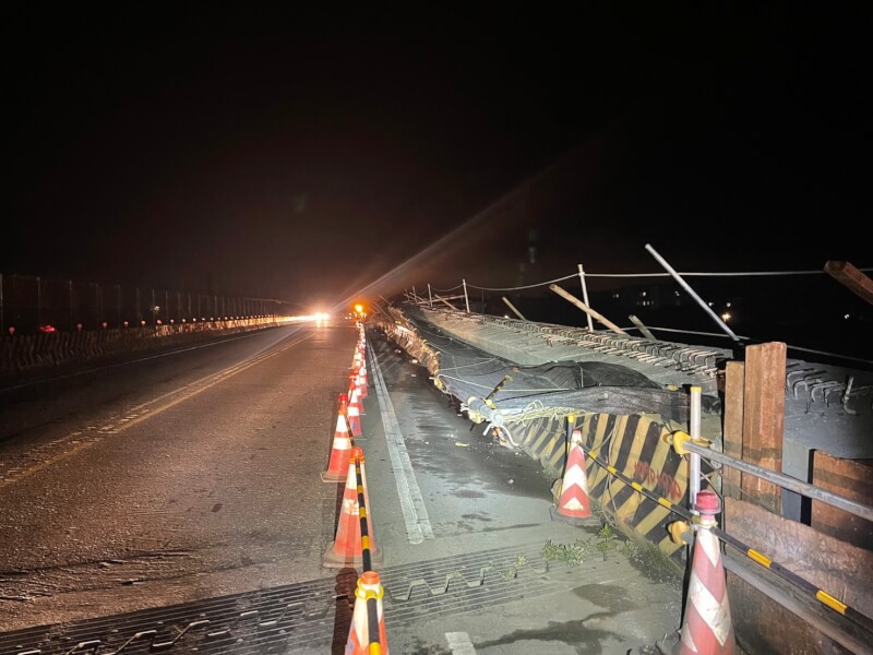 花蓮縣近海23日凌晨發生規模6.6地震,玉里鎮玉興橋新建橋面震垮,舊橋面正常通行,警方呼籲用路人行經時放慢車速。(玉里警分局提供)中央社記者張祈傳真 111年3月23日