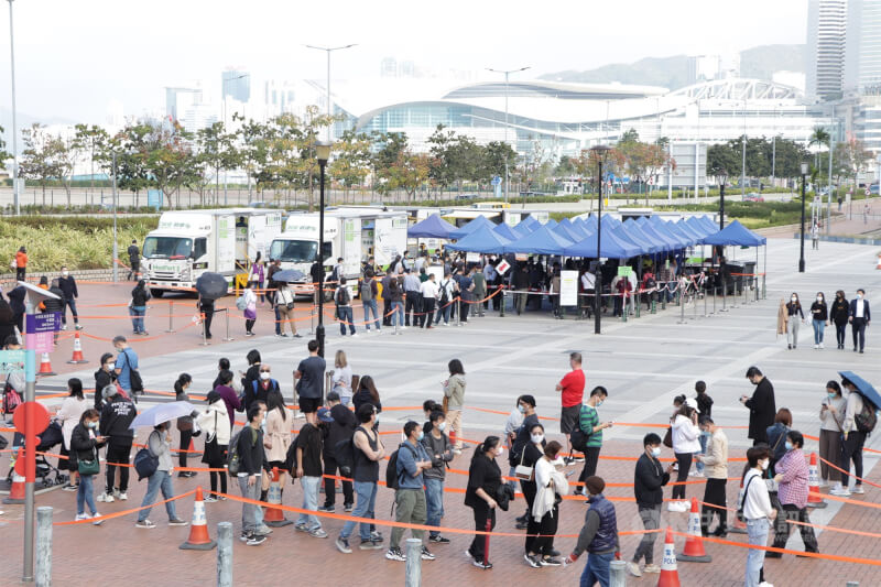 香港21日宣布暫緩全民檢測惹怒中國網民，許多人在網路上表示，應該立即封關不讓港人到中國大陸。圖為香港市民接受採檢。（中央社檔案照片）