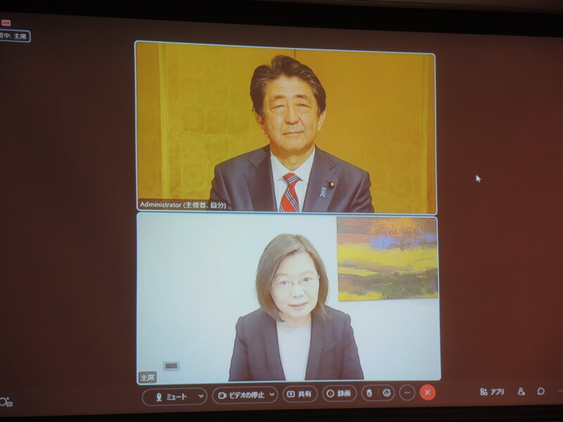 總統蔡英文(下)22日和日本前首相安倍晉三(上)對談,兩人談及俄羅斯入侵烏克蘭的戰事。(日華懇提供)中央社記者楊明珠東京傳真 111年3月22日