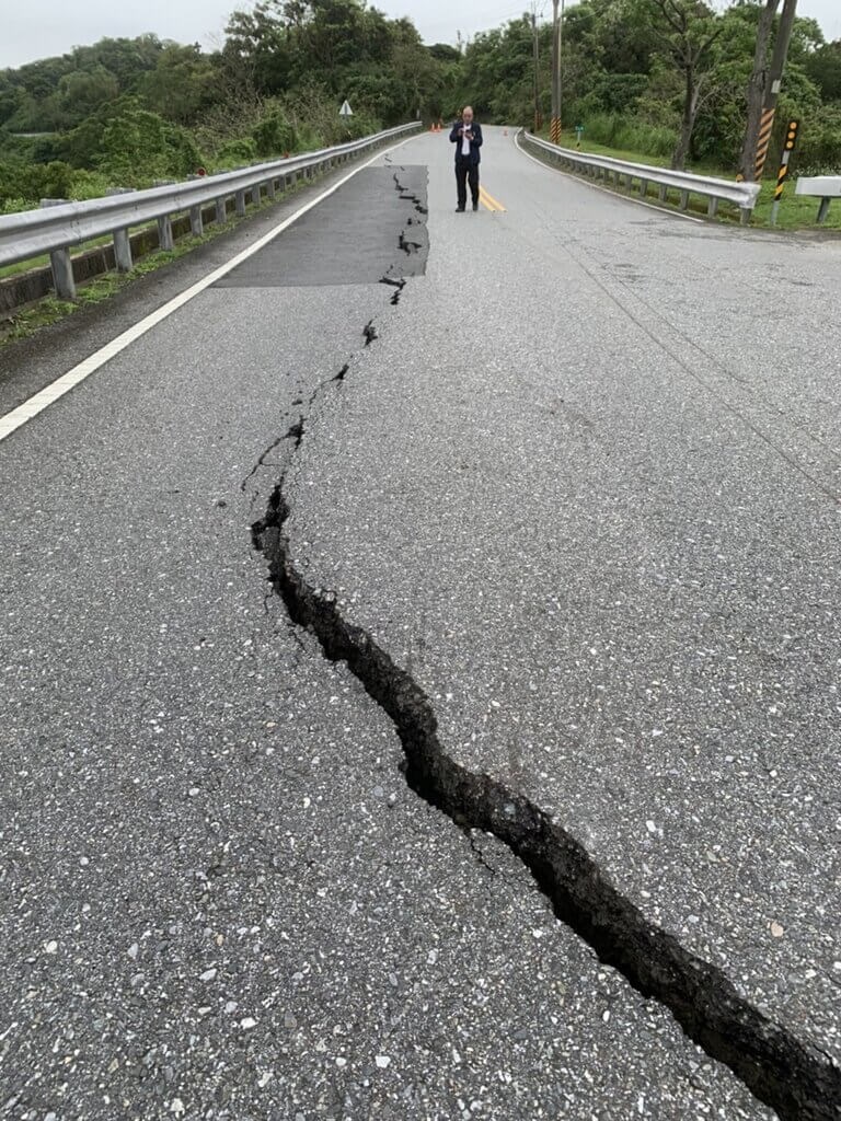 台30線玉長公路東段32.5公里處出現路面龜裂情形。(楊森榮提供)中央社記者盧太城台東傳真 111年3月23日