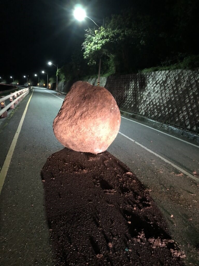 台東長濱鄉永福路段邊坡掉落大石頭。(民眾提供)中央社記者李先鳳傳真 111年3月23日