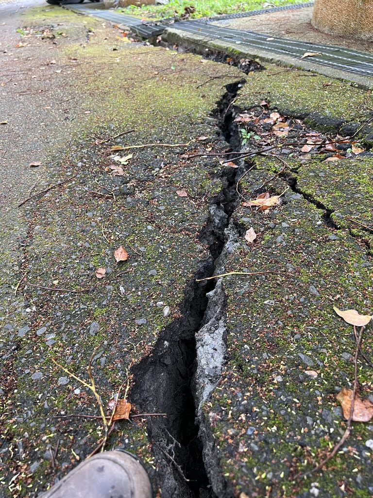 花蓮縣共7所學校回報地面龜裂、牆面受損等狀況,不影響教學及行政安全。圖為富北國中校內地面龜裂。(富北國中提供)中央社記者張祈傳真 111年3月23日