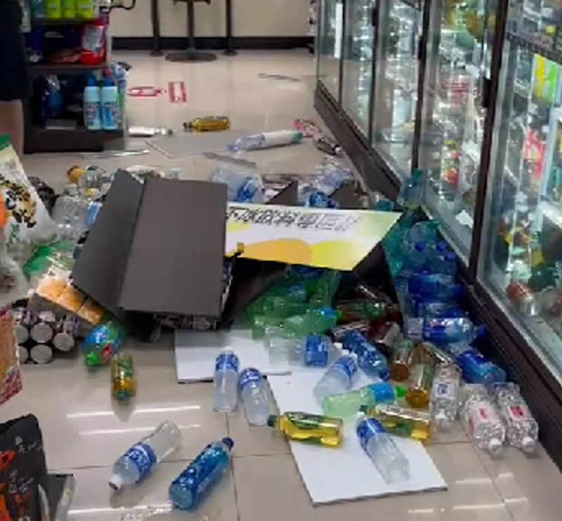 超商內物品掉落一地。(民眾提供)中央社記者盧太城台東傳真 111年3月23日