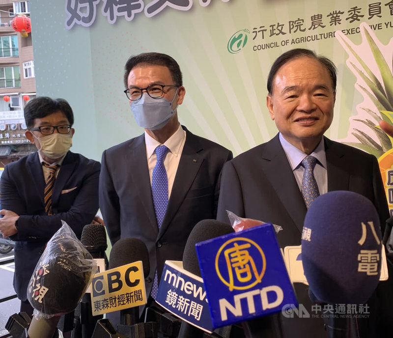 全聯董事長林敏雄(右1)23日表示,兩年來防疫慰勞金已發4次、共新台幣12億元,也透露自己有時會看看臉書社團「靠北全聯」,笑說員工罵歸罵,但和他們關係都不錯。中央社記者曾智怡攝 111年3月23日