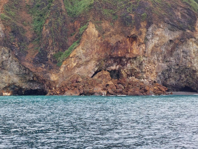 宜蘭賞鯨業者24日表示，本日載客前往龜山島附近海域繞島時，發現「北爪」區域崩塌。此外，龜山島八景之一的「眼鏡洞」，110年11月才出現大量落石，堵住洞口，24日又出現大量落石。（宏棋號賞鯨船解說員簡逢均提供）中央社記者沈如峰宜蘭縣傳真 111年3月24日