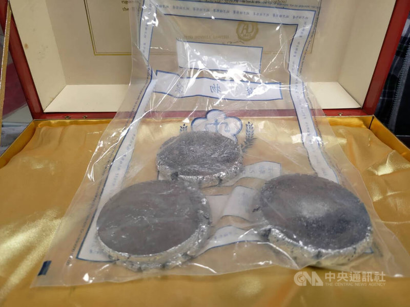 雲林地檢署103年偵辦毒品案件,查扣到作為毒品煉製催化劑的鈀金;因烏俄戰爭,鈀金比黃金還貴,檢方委託行政執行署嘉義分署24日拍賣,逾25組人搶標,最後以新台幣355萬元拍出。中央社記者姜宜菁攝 111年3月24日