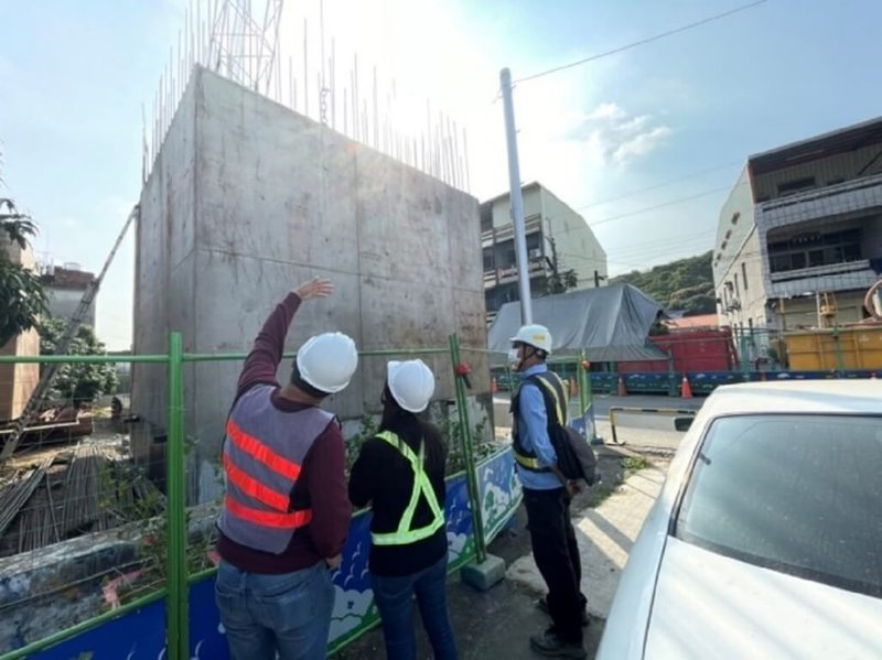 高雄市亞洲新灣區內的205兵工廠將搬遷至大樹區,由於大樹區位於高屏溪攔河堰以北,屬於飲用水水源水質保護區,為避免未來兵工廠廢水污染水源,高雄市水利局進行污水管線接管工程。(高雄市水利局提供)中央社記者蔡孟妤傳真 111年3月24日