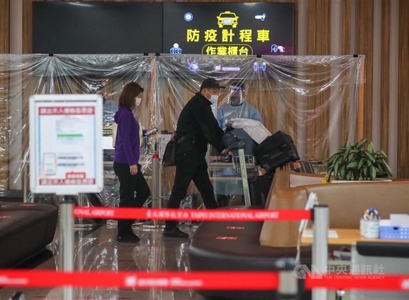 圖為台北松山機場入境旅客依規定登記搭乘防疫計程車。（中央社檔案照片）