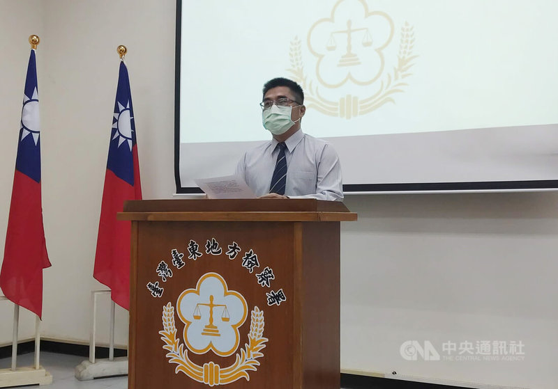 台東地檢署偵辦律師張靜涉偷拍案，24日依妨害秘密罪和違反個人資料保護法提起公訴，主任檢察官謝長夏（圖）表示，由於被害人全裸和裸露私處影像有散播危險，檢察官除繼續偵辦外，也建請承審法官適時、適當將被告強制處分。中央社記者盧太城台東攝  111年3月24日