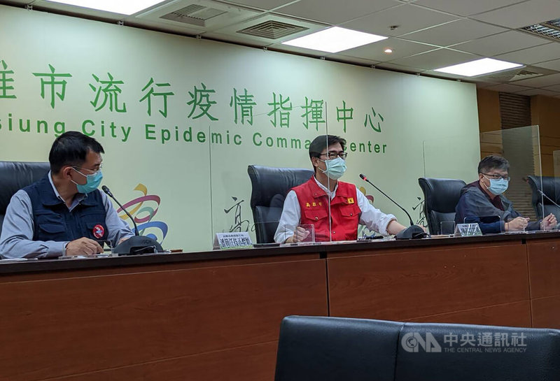 高雄24日新增13例本土確診,高雄市長陳其邁(中)在防疫記者會表示,針對有高中生染疫,已採檢教職員工學生共計2413人,809人檢驗中,目前無確診個案。中央社記者曾以寧攝 111年3月24日
