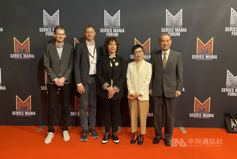 法國里爾電視劇集展Séries Mania為全歐最大劇集展,文策院董事長丁曉菁(右2)與Séries Mania總監赫茲柏(中)23日召開記者會,宣布簽署合作備忘錄。法國國家電影中心歐洲和國際事務總監福尼(左2)及駐法代表處副代表劉邦治(右1)出席見證。中央社記者曾婷瑄里爾攝 111年3月24日
