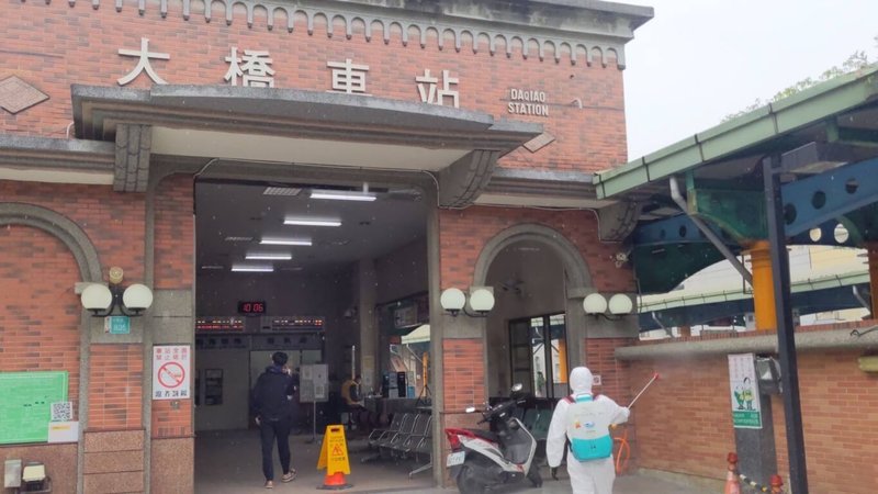 台南市24日新增1例COVID-19(2019冠狀病毒疾病)確診病例案22455,此例和高雄市案22394同職場,每天從台南市大橋車站搭乘台鐵通勤,市府已緊急清消。(台南市政府提供)中央社記者張榮祥台南傳真 111年3月24日