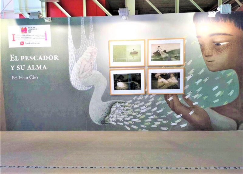 台灣藝術家卓霈欣在義大利波隆那兒童書展舉行個展，且個展就位在入口處，非常搶眼。（圖取自facebook.com/taipeibookfairfoundation）