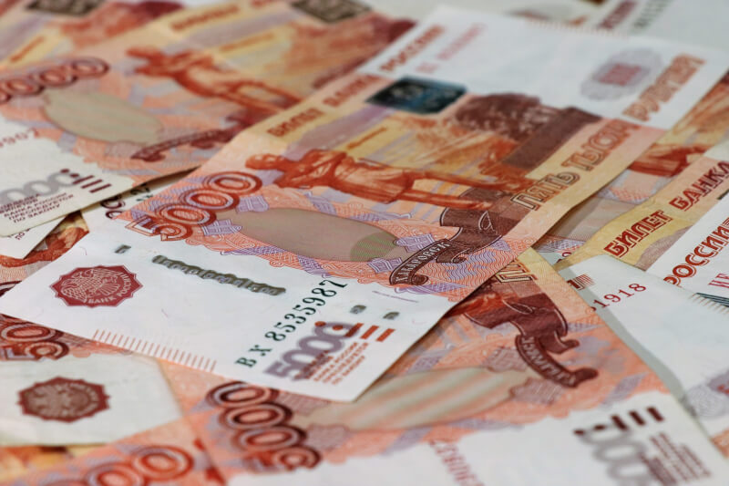 俄羅斯央行26日召開緊急會議後，將主要利率下調300個基點來到11%，以試圖穩定盧布幣值。（圖取自Pixabay圖庫）
