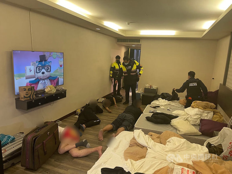 新北市警方25日宣布破獲一起詐欺案,2名蔡姓主嫌涉以假投資方式,誘騙5人提供人頭帳戶後軟禁在蘆洲區一處汽車旅館,警方展開救援及搜索行動,破門救出5名被害人,現場無人受傷,現場還發現有毒品及吸食器,全案依法送辦。(翻攝畫面)中央社記者沈佩瑤傳真 111年3月25日