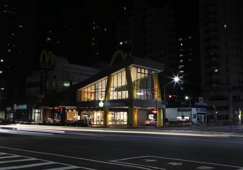 台灣麥當勞25日表示,全台逾330家麥當勞餐廳將於26日晚間8時30分至9時30分,關閉餐廳外、不影響安全照明的招牌燈,盼透過品牌的能見度及影響力,讓更多人重視氣候變遷及地球暖化議題。(台灣麥當勞提供)中央社記者汪淑芬傳真 111年3月25日