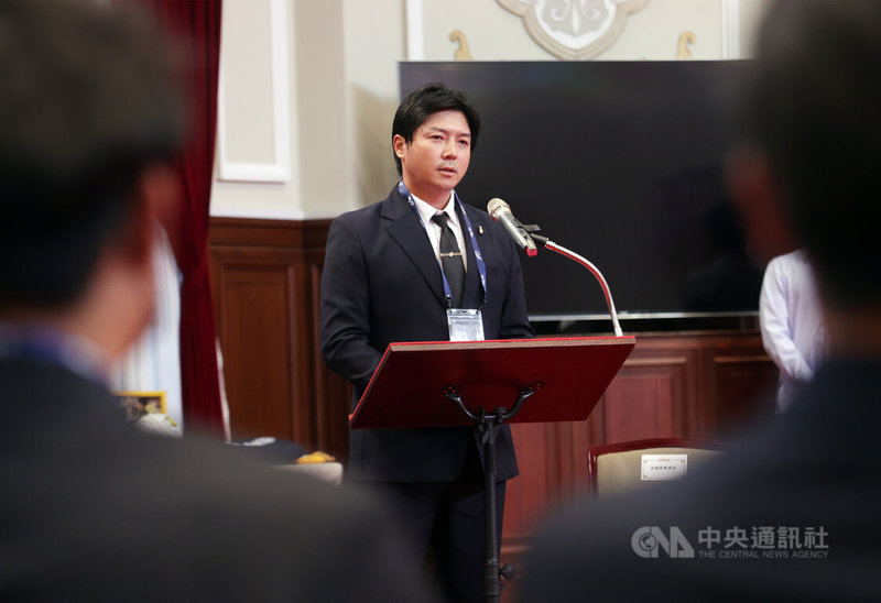 總統蔡英文25日在總統府接見2021年中華職棒總冠軍隊伍中信兄弟隊，兄弟總教練林威助（圖）表示，進到總統府時就感到很緊張，也感到很光榮。中央社記者張新偉攝　111年3月25日