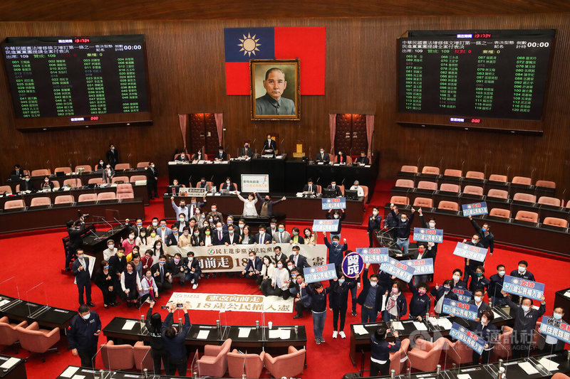 立法院會25日處理18歲公民權修憲提案時進行表決,全案三讀表決時,出席立委增為109人,贊成109人、反對0人、棄權0人,全案通過。後續將交由公民複決,這也是首次修憲案交由公民複決。中央社記者吳家昇攝 111年3月25日