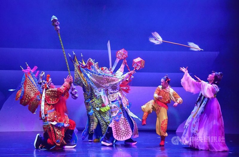 紙風車劇團30週年製作「哪吒鬧龍宮」，除彙集台灣傳統元素，也有別於傳統布袋戲，結合真人及動畫，將帶給觀眾全新的看劇體驗。劇團25日上午在台灣戲曲中心舉行彩排記者會，演出精彩橋段。中央社記者王飛華攝  111年3月25日