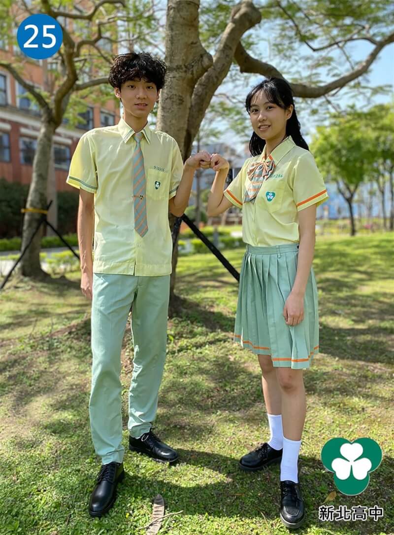 新北市110學年度高級中等學校教育博覽會特別舉辦制服Fashion Show競賽,讓各校學生秀出學校制服,其中新北高中制服以黃、橘、綠為主色,校方表示,其設計隱喻著校園建立前,原址為椪柑果園意涵,除飲水思源也象徵學子於求學階段後,能有開花結果的豐碩收穫。(新北市教育局提供)中央社記者黃旭昇新北市傳真 111年3月25日