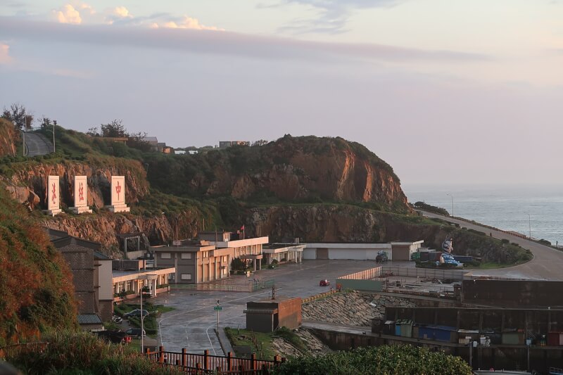 眼見俄羅斯入侵烏克蘭,馬祖東引島上居民擔憂是否會遭遇相同命運。圖為東引島中柱港。(圖取自維基共享資源;作者Viy4092,CC BY-SA 4.0)