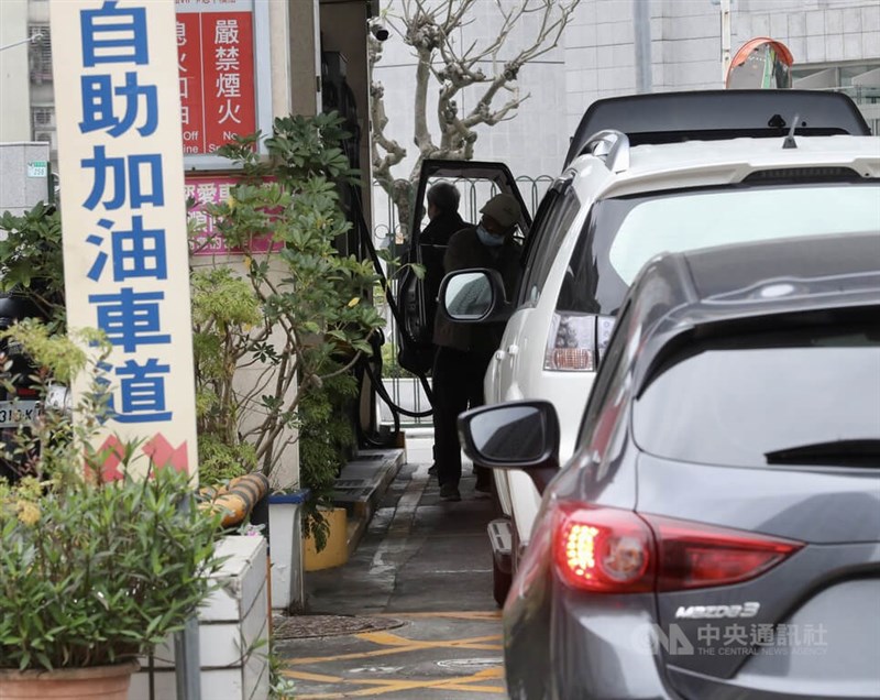 中油預估28日凌晨零時起,汽柴油價格每公升將調降新台幣0.3、0.4元。(中央社檔案照片)